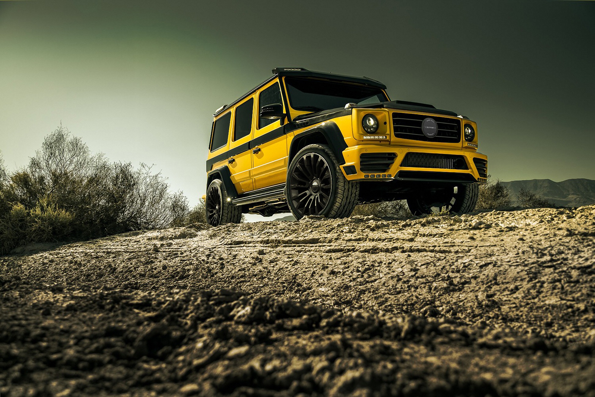 Download this stock image: Luxury car in gold paint, Mercedes Benz W463, G- Class, Brabus G850 6.0 Widestar, parked in fro…